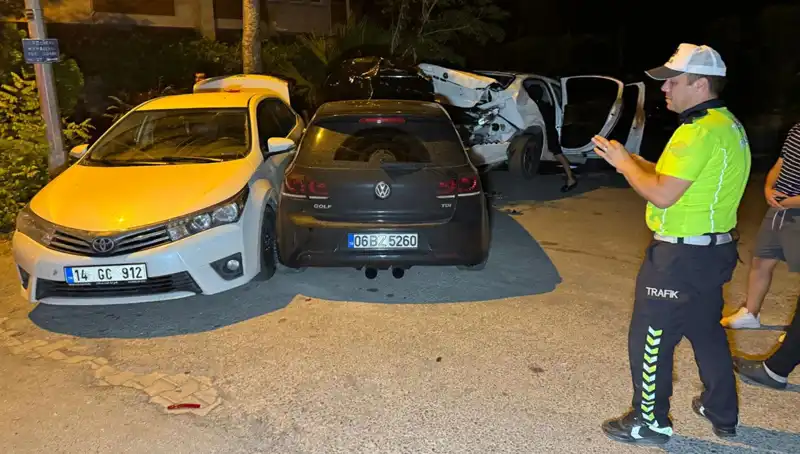Alkollü Sürücü Sokağı Kıyamete Çevirdi: Üç Araca Çarptı!