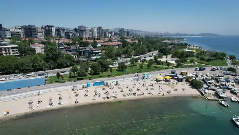 İstanbul Sıcak Hava Dalgası: Caddebostan Sahili Kalabalıklaştı