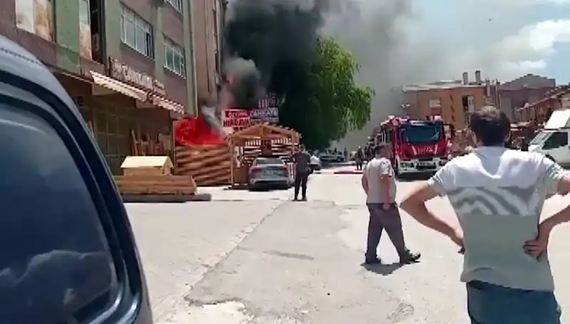 Ankara'da Yıkıcı Yangın: İş Yerlerinde Büyük Hasar ve Panik