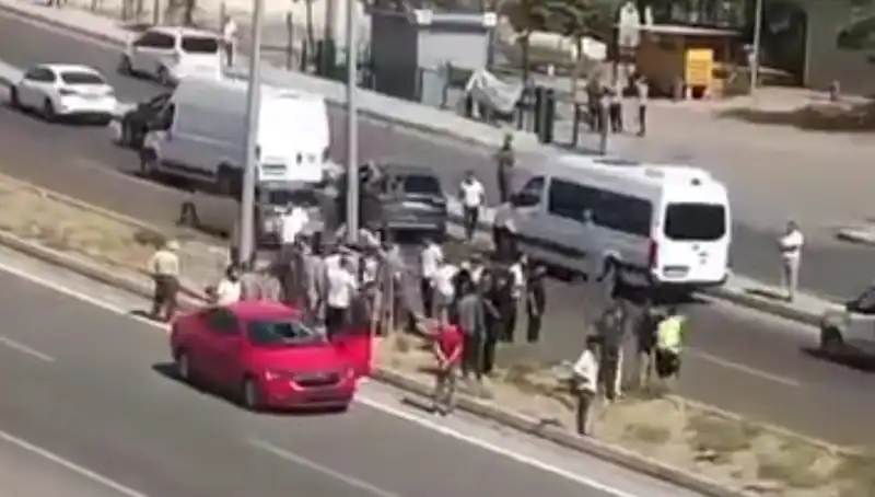 Yolun Karşısına Geçen Yayaya Çarpan Otomobil Kaza Yaptı!
