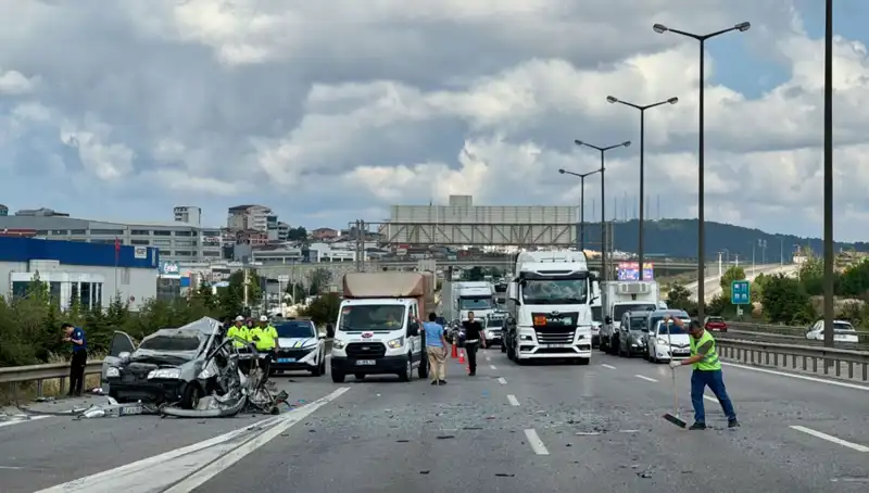 Otoyolda Trajedi: Üç Kişi Araçta Sıkıştı, Trafik Felç Oldu