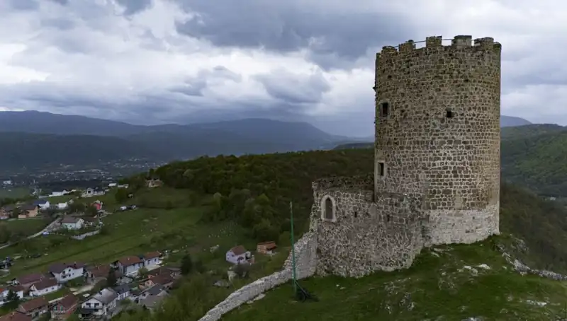 Bosna Hersek'teki Sokolac Kalesi: Tarihin İzlerini Taşıyan Bir Mücevher