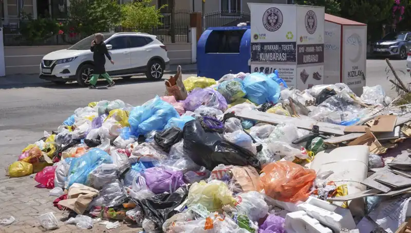 İzmir’de Büyüyen Çöp Yığınları, Çevre Felaketi Tehdit Ediyor!