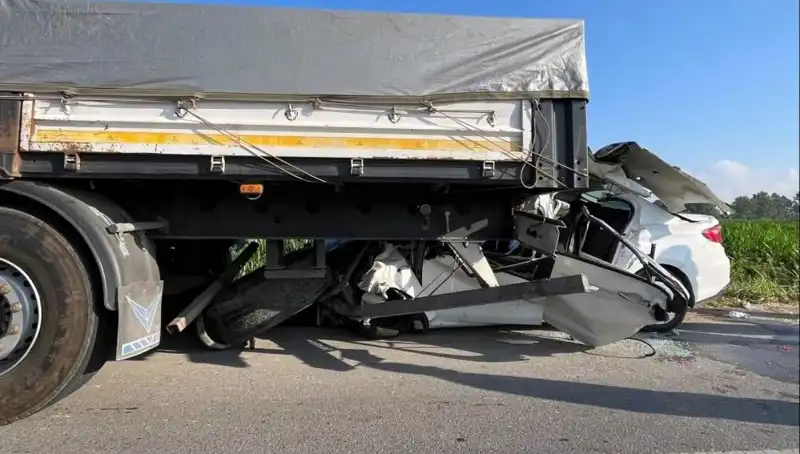 Sakarya'da Feci Kaza: Bir Kişi Hayatını Kaybetti, Olay Anı Kameralara Yansıdı