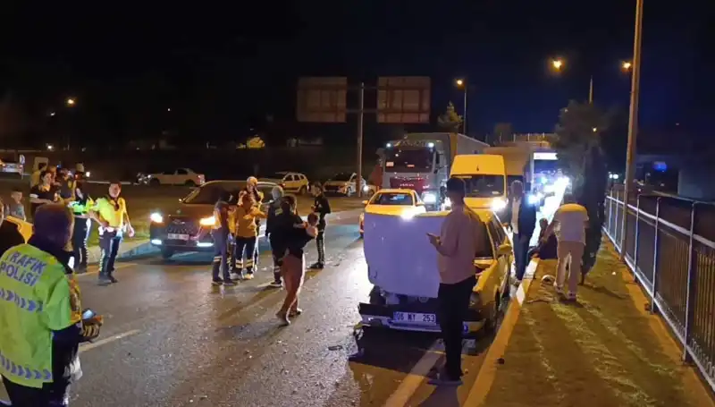 Otoyolda Kuralsız Geri Dönüş Kazası: İkisi Çocuk Dört Kişi Yaralandı